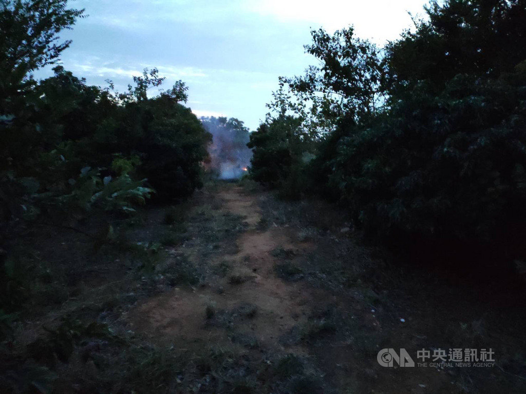 台中市王姓男子28日前往沙鹿區一處農地燃燒雜草整地,疑因吸入濃煙遭嗆昏,跌入燃燒的雜草中燒燙傷,消防人員獲報到場將男子送醫,晚間仍因傷重不治。(民眾提供)中央社記者蘇木春傳真 109年10月28日