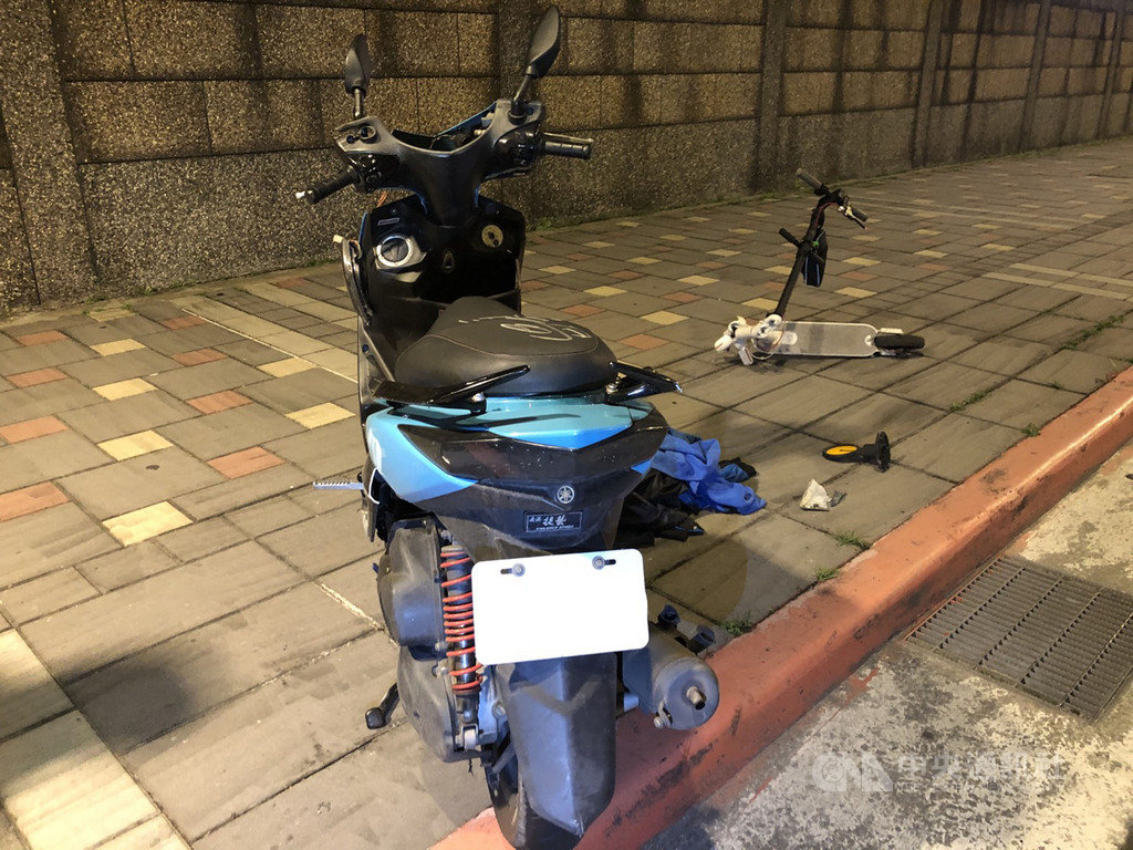 王姓機車騎士日前行經台北市市民大道附近路口時,與騎電動滑板車的郭姓男子互撞,王男送醫後不治,郭男腦部出血,急救後暫無礙。北市交通局28日指出,道路騎電動滑板車已違規。(警方提供)中央社記者劉建邦傳真 109年10月28日
