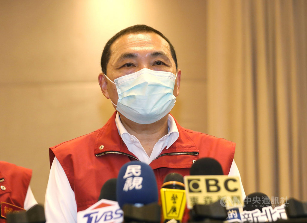 新北市長侯友宜28日在市政會議後接受媒體聯訪,宣布110年全國運動會將在新北市舉辦,所有的運動賽事裡面,除了30項應辦以外,還有5項選辦,這5項選辦中特別選了電競比賽,讓新北的賽事更多元化。中央社記者王鴻國攝 109年10月28日