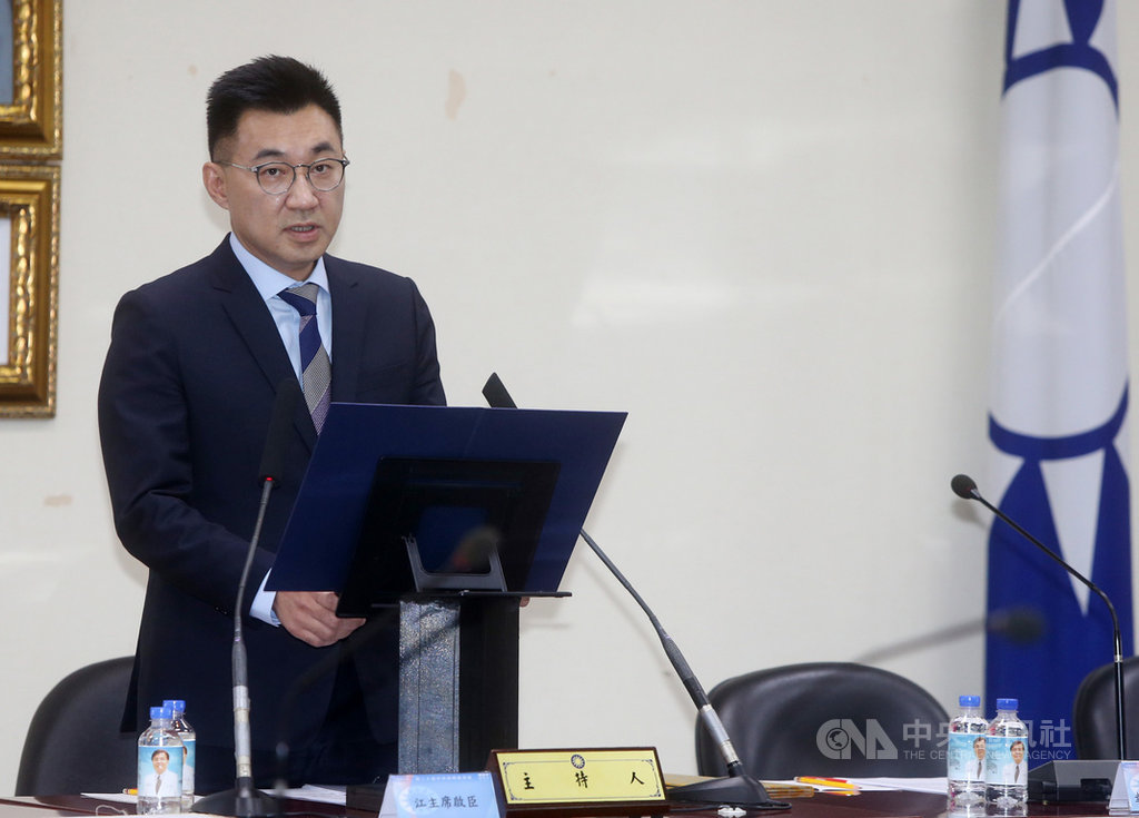 國民黨28日下午舉行中常會,黨主席江啟臣表示,國民黨將與民團共同結合,11月22日一起走上街頭,凸顯食安問題只有是非、沒有藍綠的堅定立場;國民黨不但跟人民站在一起,更是人民的後盾與力量。中央社記者鄭傑文攝 109年10月28日