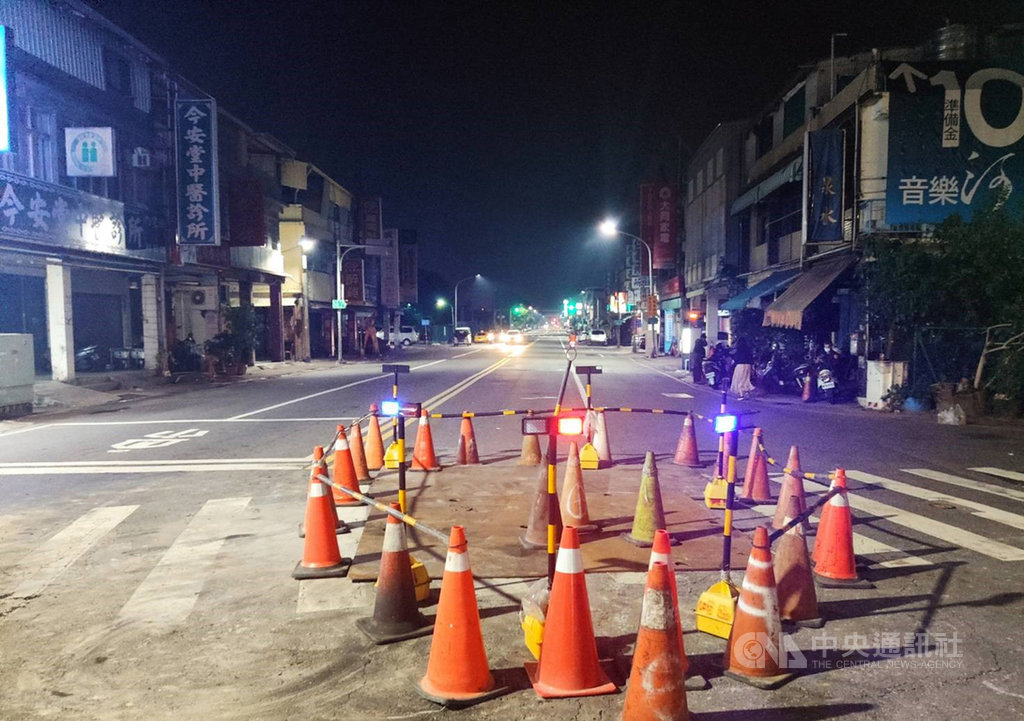 高雄市左營大路、海功路口27日下午路面塌陷出現長、寬約3公尺的坑洞,經水利局開挖檢視是箱涵內自來水管線漏水所致,修護工程已漏夜完成。(水利局提供)中央社記者王淑芬傳真 109年10月28日