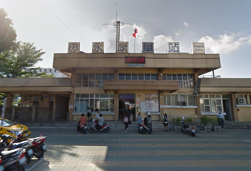 台鐵新市到永康間路線異常影響,導致南下及北上列車都有延誤,台鐵也證實原因是發現19公分斷軌。圖為台南永康火車站。(圖取自Google地圖網頁google.com/maps)