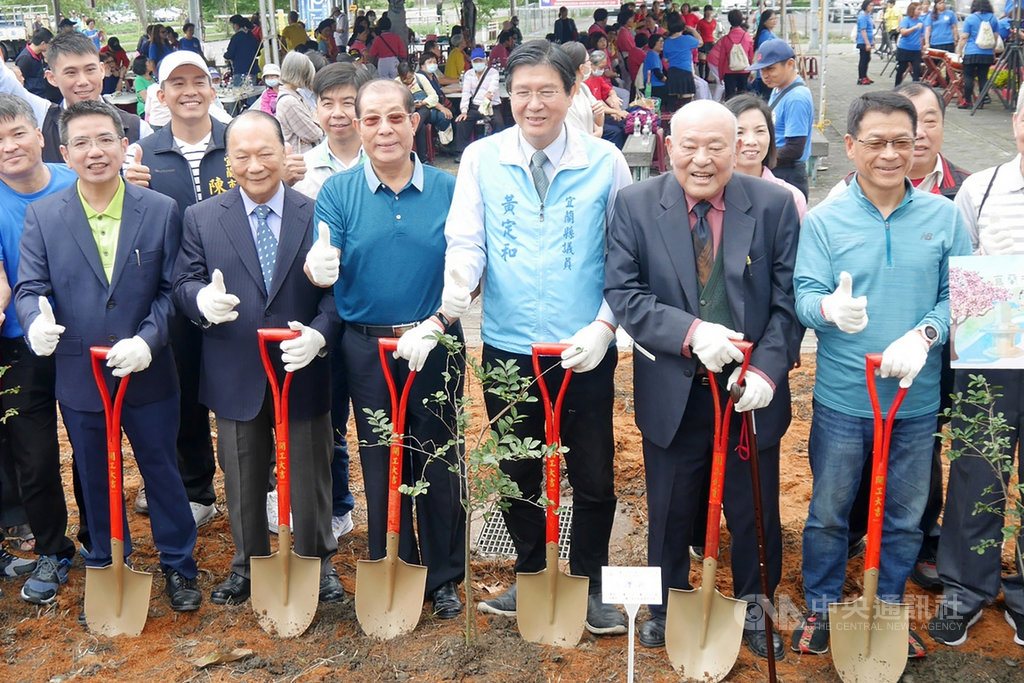 為慶祝宜蘭市升格80週年,市公所28日邀請現任市長江聰淵(前左起),歷任的市長林建榮、吳攀龍、黃定和、吳國裕、呂國華等,一起在市區種植紫薇,打造「紫薇迎賓大道」,美化市容。(宜蘭市公所提供)中央社記者沈如峰宜蘭縣傳真 109年10月28日