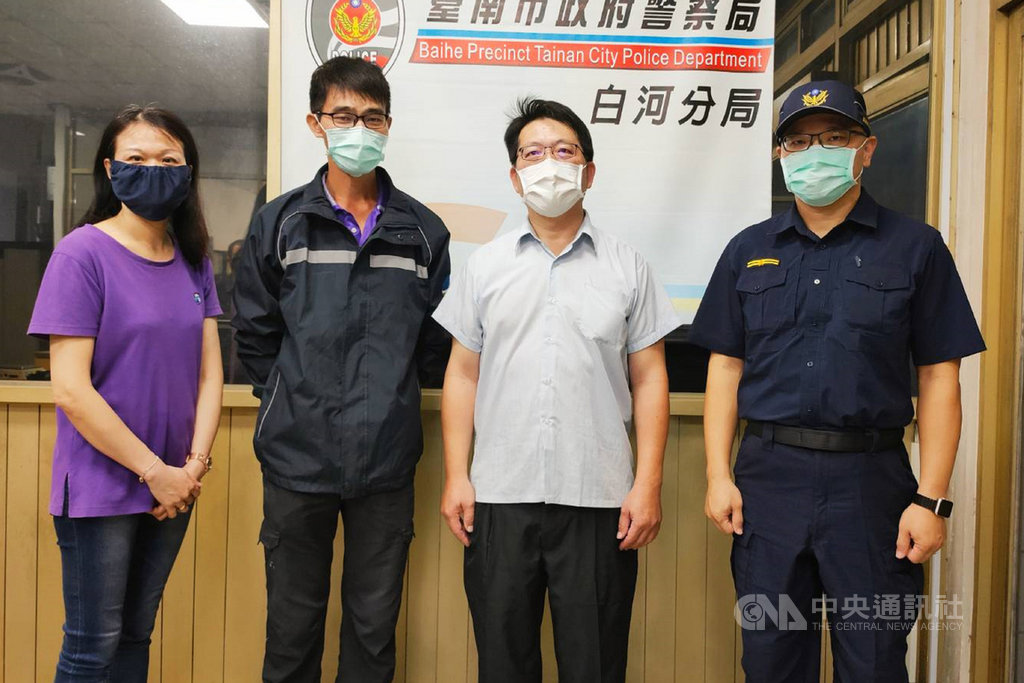 台南市白河清潔隊曾姓隊員(左2)27日清運老舊書桌時發現一袋估計市值約新台幣百萬元的金飾,在白河派出所所長陳永旺(右)協助下找到張姓失主(右2)認領。(白河警分局提供)中央社記者楊思瑞台南傳真 109年10月28日