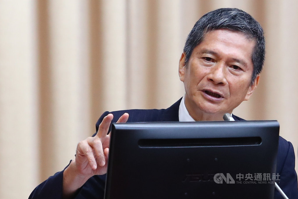 為振興藝文消費,文化部日前推出200萬份、面額新台幣600元的「數位藝FUN券」。藍綠立委28日在立法院教育及文化委員會詢問藝FUN券使用進度,文化部長李永得表示,文化部會持續宣導,讓民眾在期限內消費使用。中央社記者王騰毅攝 109年10月28日