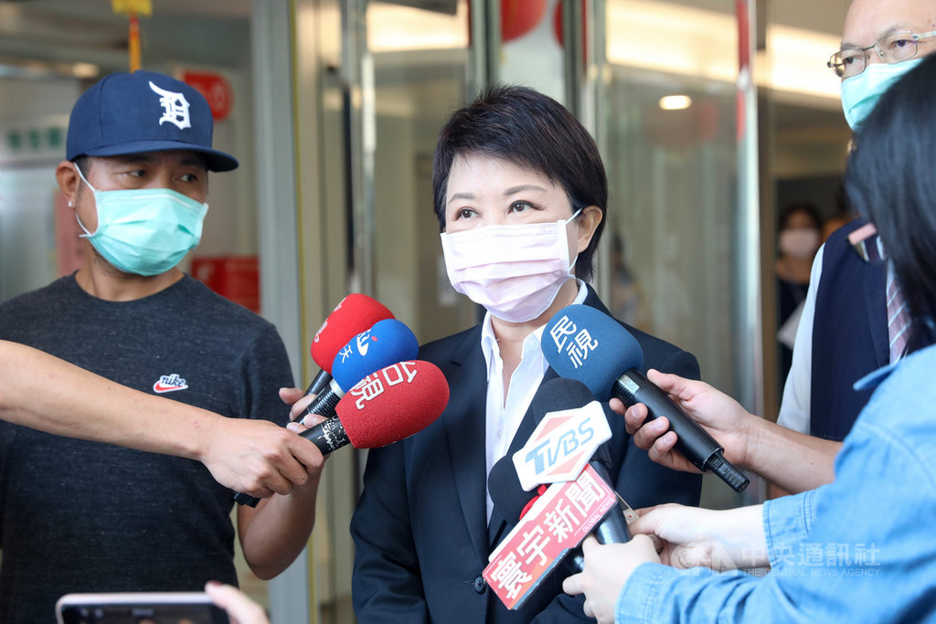 萊劑美豬110年1月開放進口,台中等多個縣市在食安自治條例規定萊克多巴胺不得檢出,行政院發文要求檢討修正,台中市長盧秀燕(中)28日受訪回應,光憑一紙公文要求廢止,市府非常不認同,不會同意。中央社記者趙麗妍攝 109年10月28日