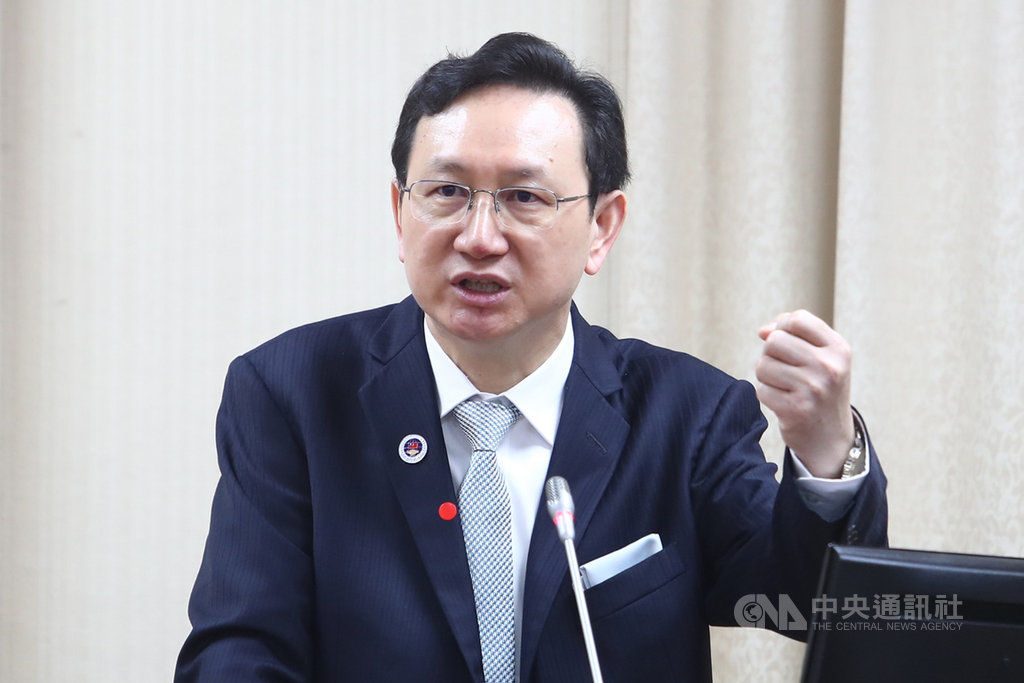 立法院外交及國防委員會28日邀請僑委會委員長童振源列席並備詢,童振源準備了多達22頁的書面資料,口頭報告超過40分鐘。中央社記者王騰毅攝 109年10月28日