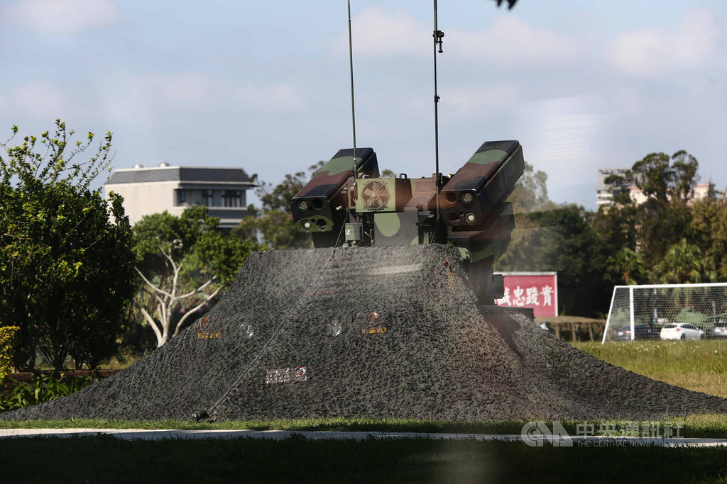 國軍戰備週操演展開,演練重點為戰力保存,復仇者防空飛彈車在龍岡一帶開闊處對空警戒。中央社記者游凱翔攝 109年10月28日
