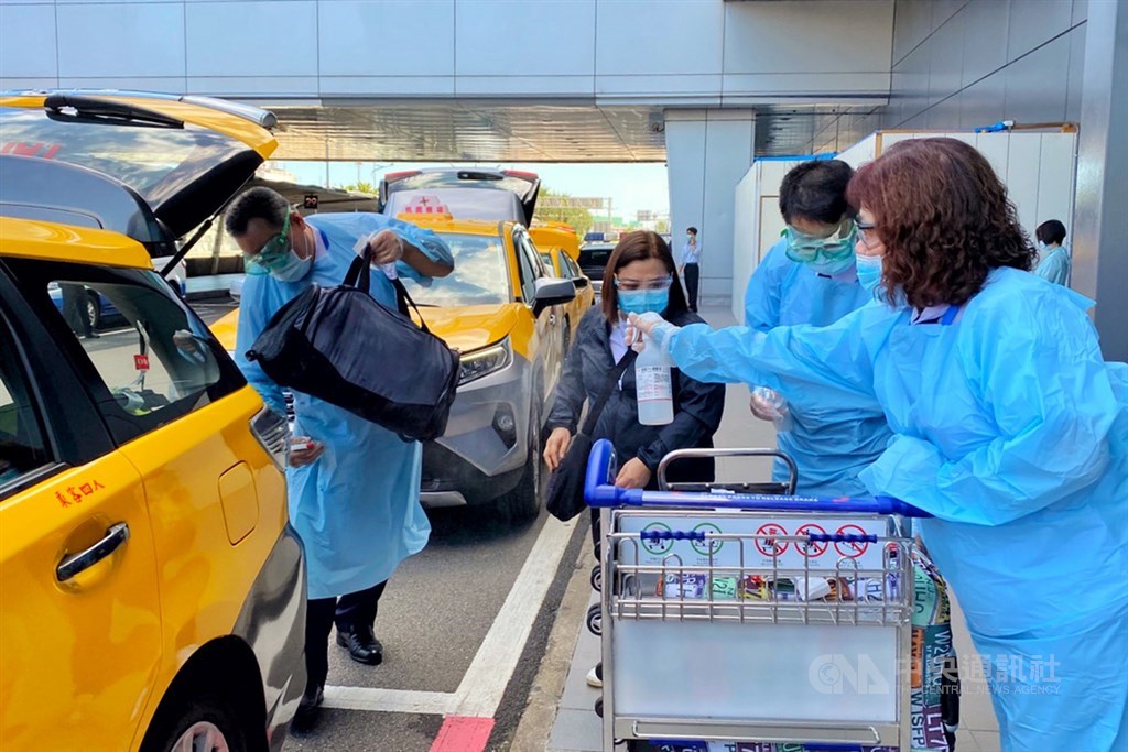 指揮中心28日宣布新增1例武漢肺炎境外移入病例。圖為桃園機場入境旅客搭乘機場防疫計程車。(中央社檔案照片)