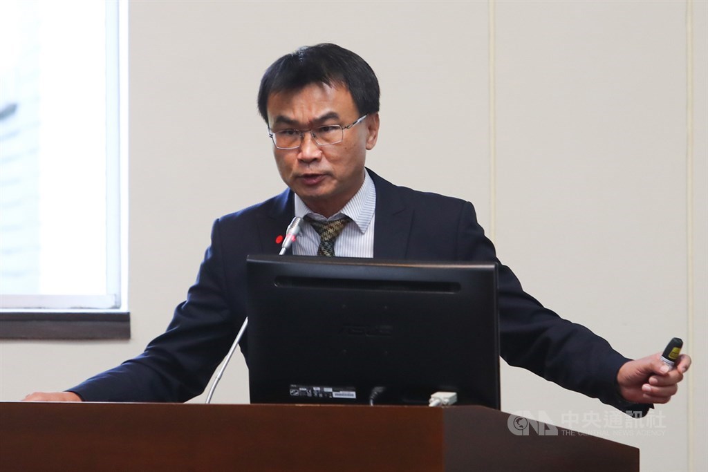 立法院經濟等5委員會28日舉行聯席會議,審查萊豬行政命令,農委會主委陳吉仲答詢表示,各地方政府如果要堅持零檢出,如果只針對豬不針對牛,這在科學上有點奇怪。中央社記者王騰毅攝 109年10月28日