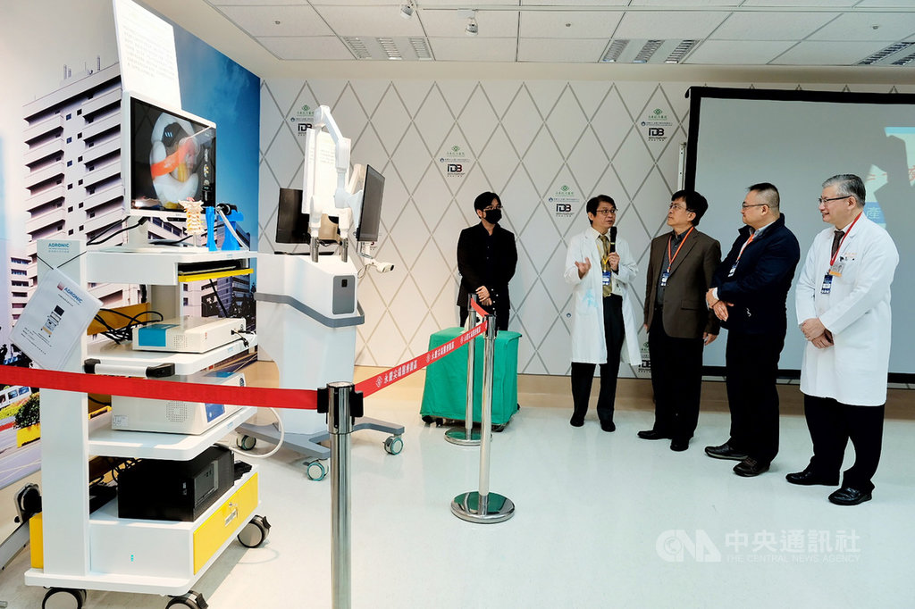 林口長庚紀念醫院28舉行「智慧腦部脊椎導航及微創手術臨床場域建置說明發表會」,盼藉計畫推廣本土醫材使用,腦神經外科醫師吳杰才(左2)表示,現場展示醫材都已拿到證照且經臨床使用,表現不比國外產品差,有些表現甚至更好。中央社記者吳睿騏桃園攝 109年10月28日