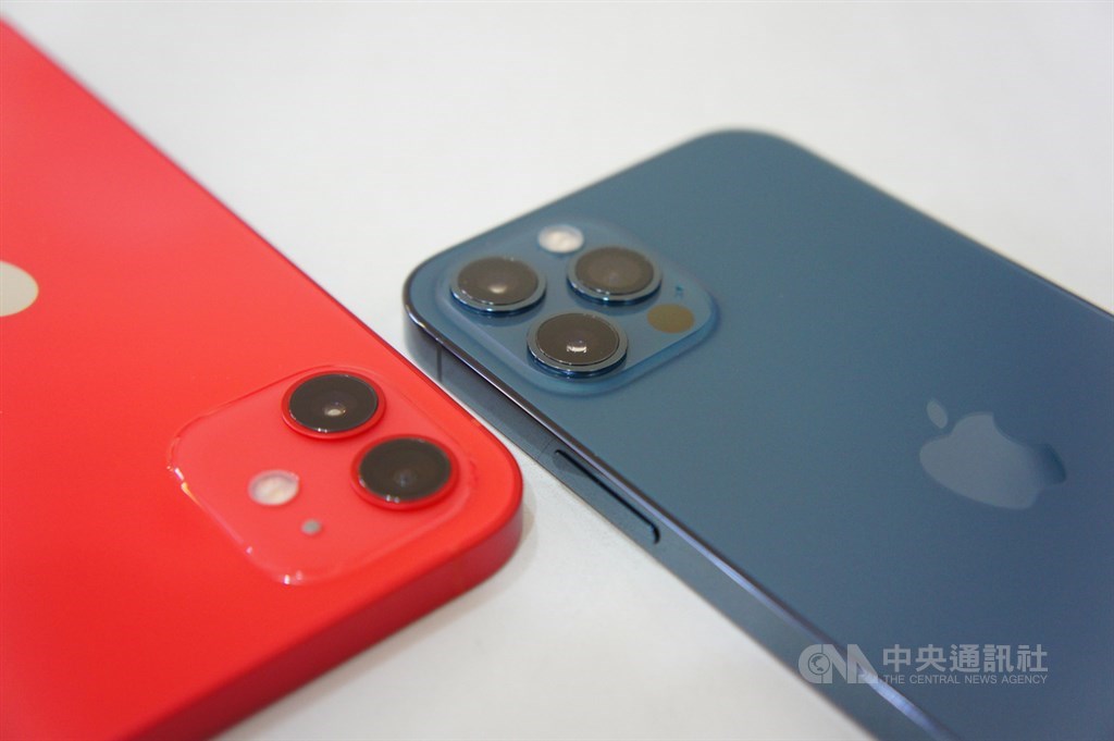 日前外資法人推測,鴻海是iPhone 12 Pro(右)和iPhone 12 Pro Max獨家組裝代工供應商,也是iPhone 12主要組裝代工商,預估鴻海第4季營運,可望受惠新5G版iPhone組裝拉貨力道。中央社記者吳家豪攝 109年10月22日