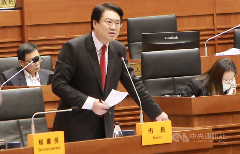 基隆市議會28日召開定期會,基隆市長林右昌(前)說,基隆捷運拍板定案是跨出30年來最重要的一步,未來基隆捷運將打通雙北交通任督二脈,讓通勤與觀光更加便利。中央社記者王朝鈺攝 109年10月28日