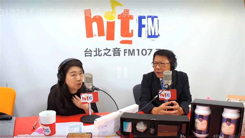 屏東縣長潘孟安(右)28日接受廣播節目主持人周玉蔻(左)專訪時表示,對行政院長蘇貞昌有信心,高鐵南延屏東不會變調,而且短期間內,行政院就會公布。(取自周玉蔻嗆新聞)中央社記者李先鳳傳真 109年10月28日