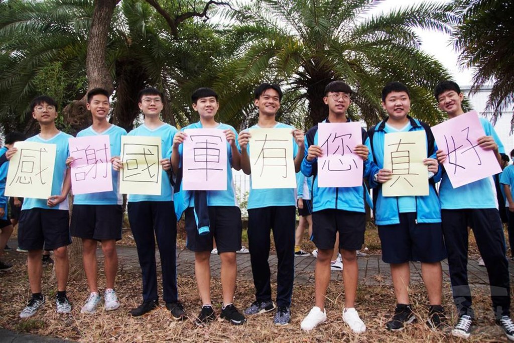 陸軍第十軍團裝甲586旅進行八輪甲車戰術機動,行經南投高中時,學生舉著「感謝國軍有您真好」標語。(軍聞社提供)中央社記者謝佳珍傳真 109年10月28日