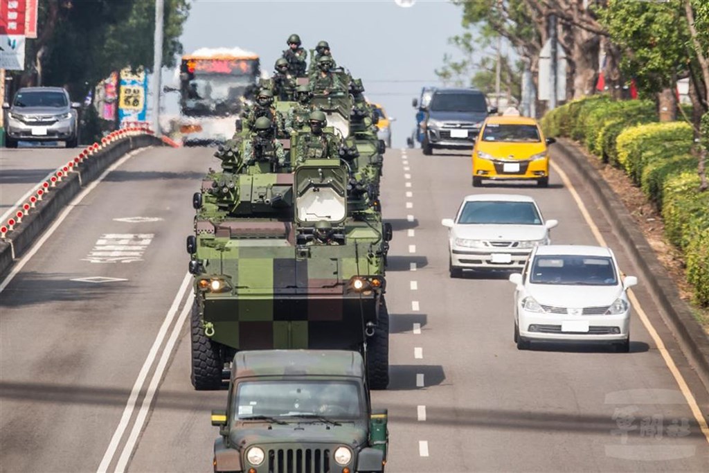 國軍第四季「戰備任務訓練實兵演練」,甲車、戰車等各式車輛行經市區道路。(軍聞社提供)中央社記者謝佳珍傳真 109年10月28日