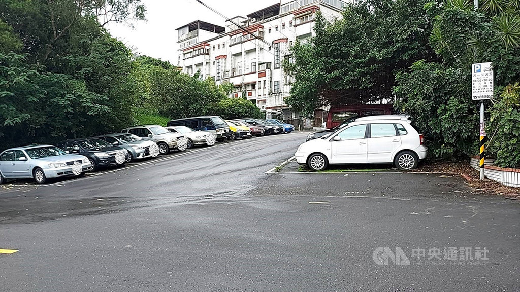 部分公有免費停車位長期遭私人占用,為整頓亂象,新北市政府交通局28日表示,汐止區伯爵街、淡水區淡金路1段等巷弄內的路邊停車格位,將自11月2日起實施收費管理。(新北市政府交通局提供)中央社記者沈佩瑤傳真 109年10月28日