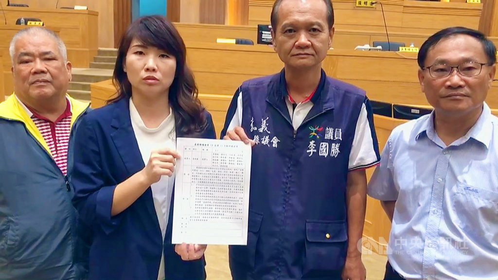 嘉義縣議會28日召開臨時會,國民黨籍議員詹琬蓁(左2)代表黨團提案在嘉義縣食品安全管理自治條例中增列不得檢出乙型受體素等相關規定,否則開罰,獲跨黨派過半數議員連署。中央社記者蔡智明攝 109年10月28日