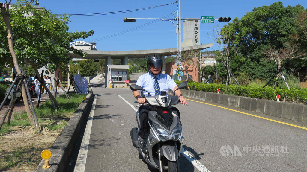 苗栗市聯大路是國立聯合大學新、舊校區的重要聯絡道路,但因坡陡、多彎道導致車禍頻傳。為加強學生安全上路觀念,校長李偉賢28日親自上陣騎車,拍攝交通安全宣導影片。(國立聯合大學提供)中央社記者管瑞平傳真 109年10月28日