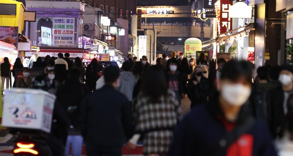 韓國中央防疫對策本部通報,28日上午又傳出首爾西大門區衛生所2名職員確診,衛生所已暫時關閉。圖為首爾民眾。(韓聯社)