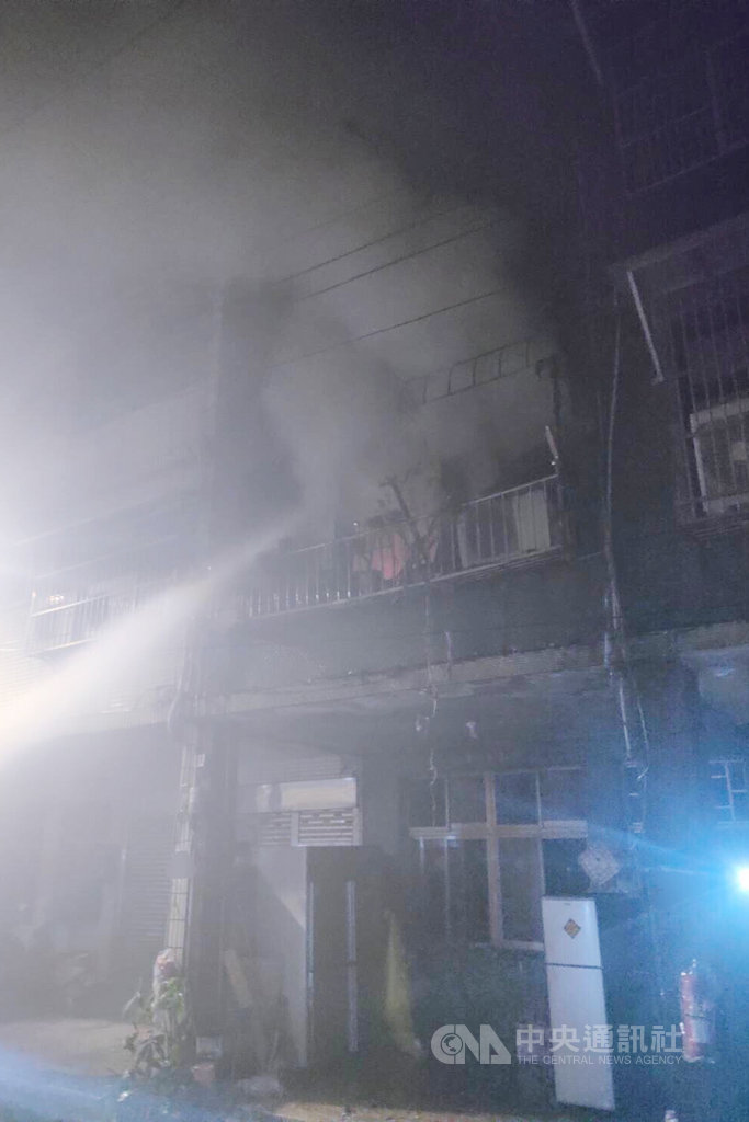 桃園市桃園區一處民宅28日凌晨發生火警,消防隊員抵達後立即布水線滅火,並進入屋內協助搶救,救出4名受困住戶、疏散6人,但鄭姓父子救出時已無呼吸心跳,送醫急救後宣告不治。(桃園市政府消防局提供)中央社記者吳睿騏桃園傳真 109年10月28日