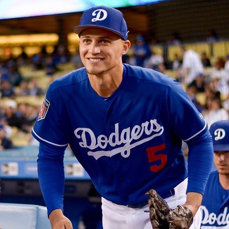 美國職棒大聯盟MLB洛杉磯道奇27日拿下世界大賽冠軍,表現優異的席格(前)獲選為世界大賽最有價值球員。(圖取自twitter.com/coreyseager_5)