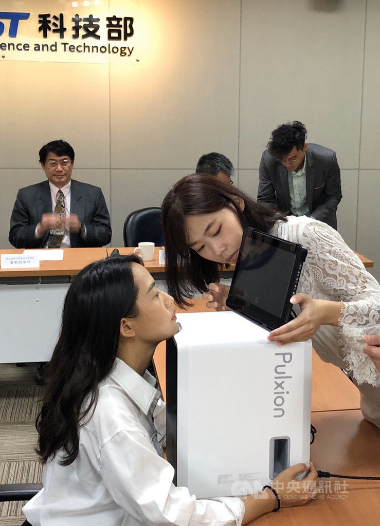 科技部28日舉行記者會,發表台大團隊全球首創的「腦中風快篩」技術。使用者透過機台,只要拍攝頸部影片30秒,系統將影片上傳到雲端進行分析,3到5分鐘後就能收到風險評估報告。(科技部提供)中央社記者蘇思云傳真 109年10月28日