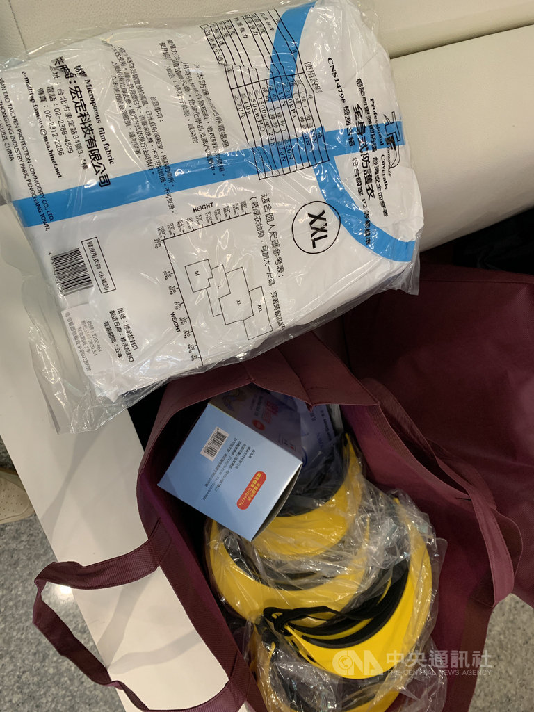 中華男子桌球代表隊28日搭機前往上海,行前中華民國桌球協會替選手、教練備妥防疫相關物資,希望能讓大家平平安安出門,健健康康回家。中央社記者龍柏安攝 109年10月28日