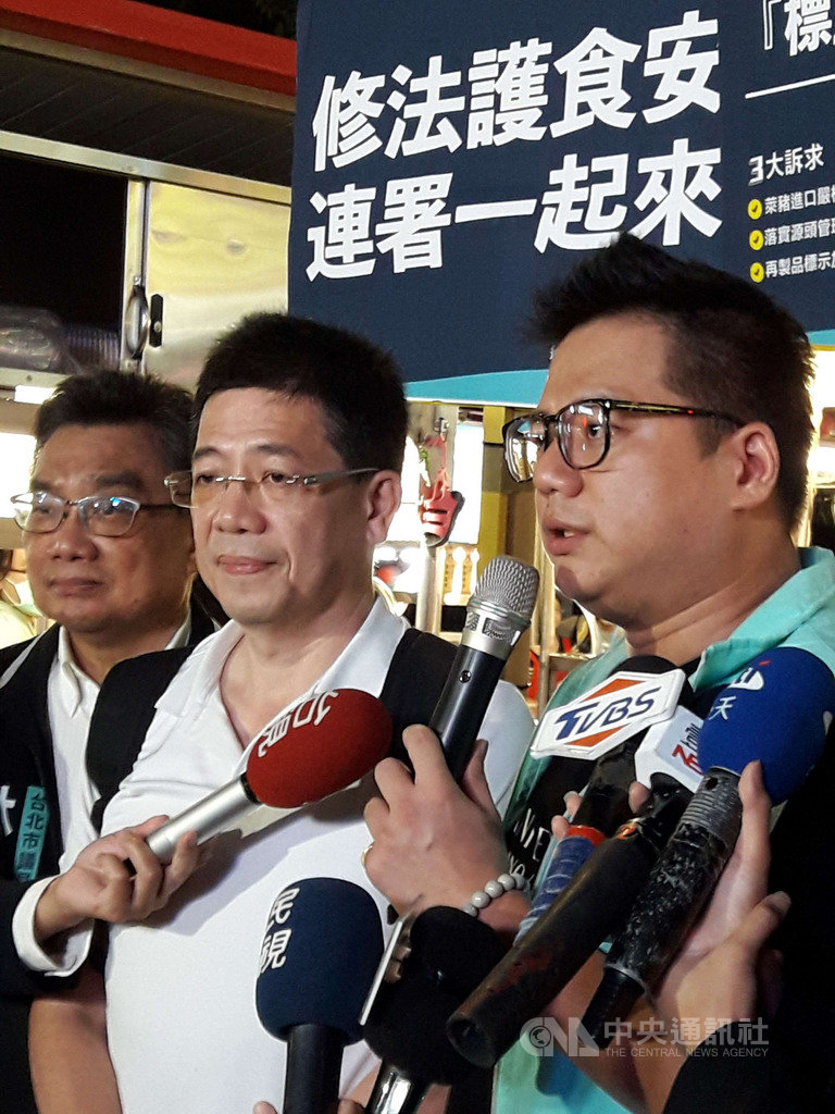 台灣民眾黨在公共政策網路參與平台發起「標萊豬、護食安」公民連署。黨秘書長謝立功(中)、立委邱臣遠(右)、台北市議員林國成(左)28日晚間帶隊在人潮聚集的寧夏夜市掃街宣傳,爭取民眾連署支持。中央社記者范正祥攝 109年10月28日