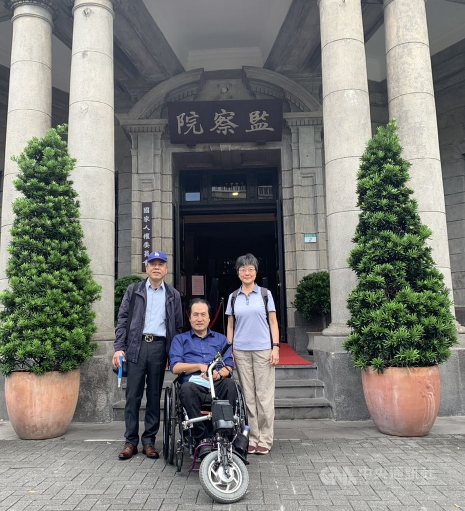 中華民國身心障礙聯盟認為,勞動部多年來在保障身障勞工權益上欠缺作為,28日由障盟常務理事呂鴻文(左起)、理事長劉金鐘、常務理事舒靜嫻代表赴監察院提出陳情書,籲監委行使調查,促使勞動部儘早修法,納入身心障礙勞工提早退休機制等。(身心障礙聯盟提供)中央社記者張茗喧傳真 109年10月28日