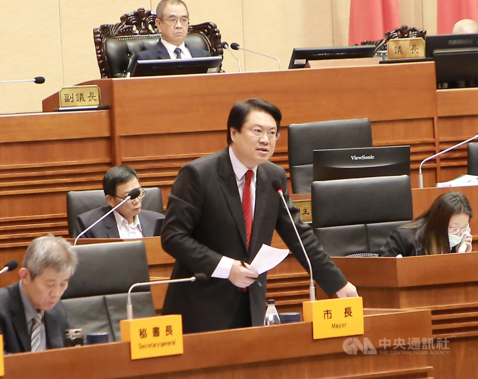 基隆市103線公車27日疑煞車失靈衝撞造成14人受傷,基隆市議會28日召開定期會,議員關切公車老舊等議題,市長林右昌(前)表示,市公車目前共有155輛,上任至今已汰換超過50輛市公車,汰換比率超過32%。中央社記者王朝鈺攝 109年10月28日