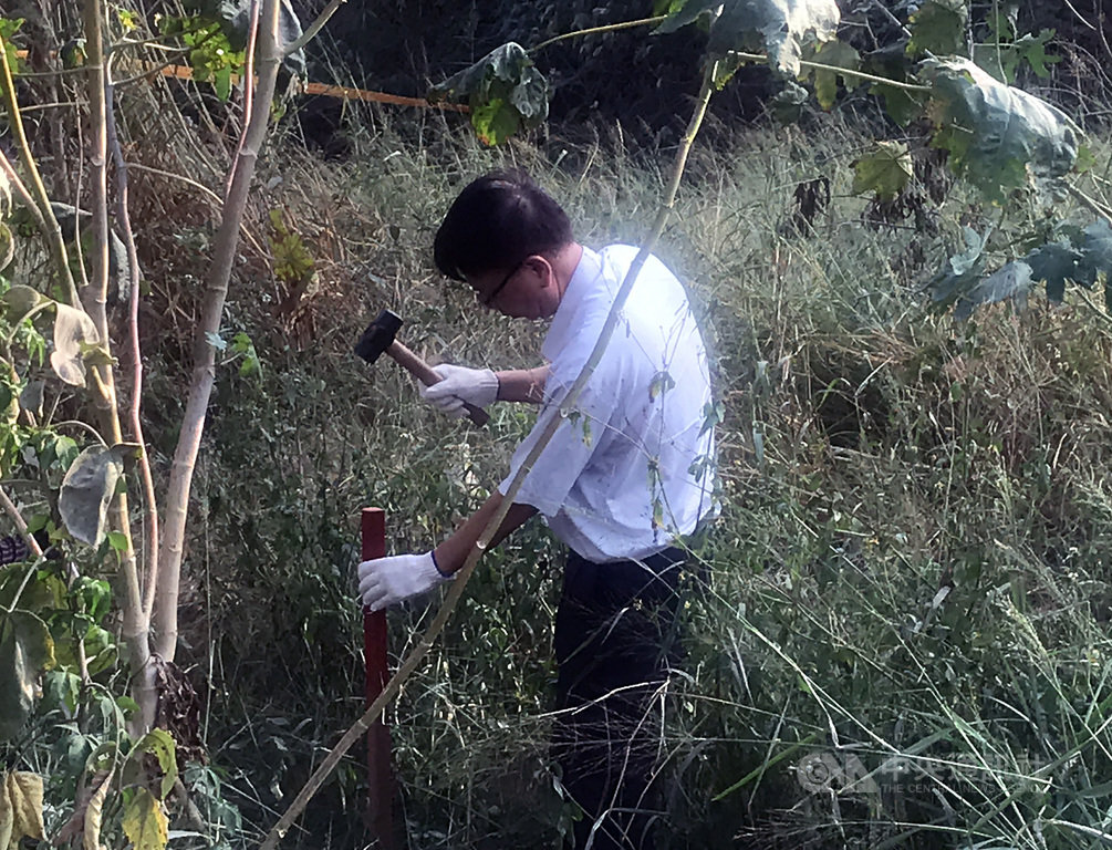時代力量立委陳椒華日前在台北舉行記者會,指雲林縣西螺鎮堤防邊國有地的土壤和地下水驗出重金屬,29日邀集國產署、環保署等單位現勘,並設置標準監測井,同時再次採集地表土壤,確認土壤和地下水污染情況。中央社記者姜宜菁攝 109年10月29日