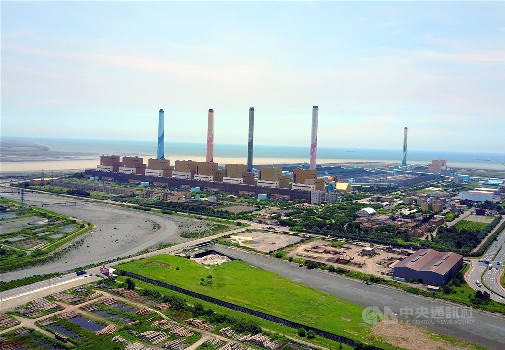 環保署2月間撤銷台中市環保局對台中火力發電廠做出的3項處分。環保局聲請停止執行,一審被駁回後提起抗告,二審29日駁回抗告確定。(中央社檔案照片)