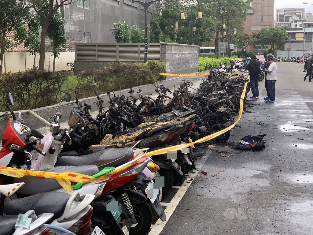台北市警消29日下午1時42分獲報,松高路、松勇路附近發生火警,警消到場火勢15分鐘內撲滅,共造成32輛機車受損。中央社記者張新偉攝 109年10月29日