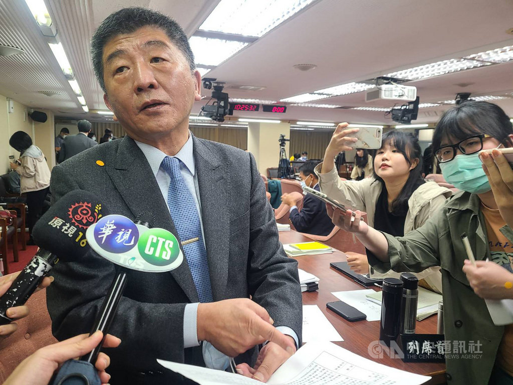 國民黨立委李德維29日在立法院社會福利及衛生環境委員會質詢時說,他28日才知道原來110年元旦起,不只美豬,全球萊豬都可輸台。衛福部長陳時中(前左)於休息時間受訪,對此表示,相關文字已公告近2個月,甚至已經送到立法院審議,委員卻到昨天才知道,有點無言。中央社記者張茗喧攝 109年10月29日