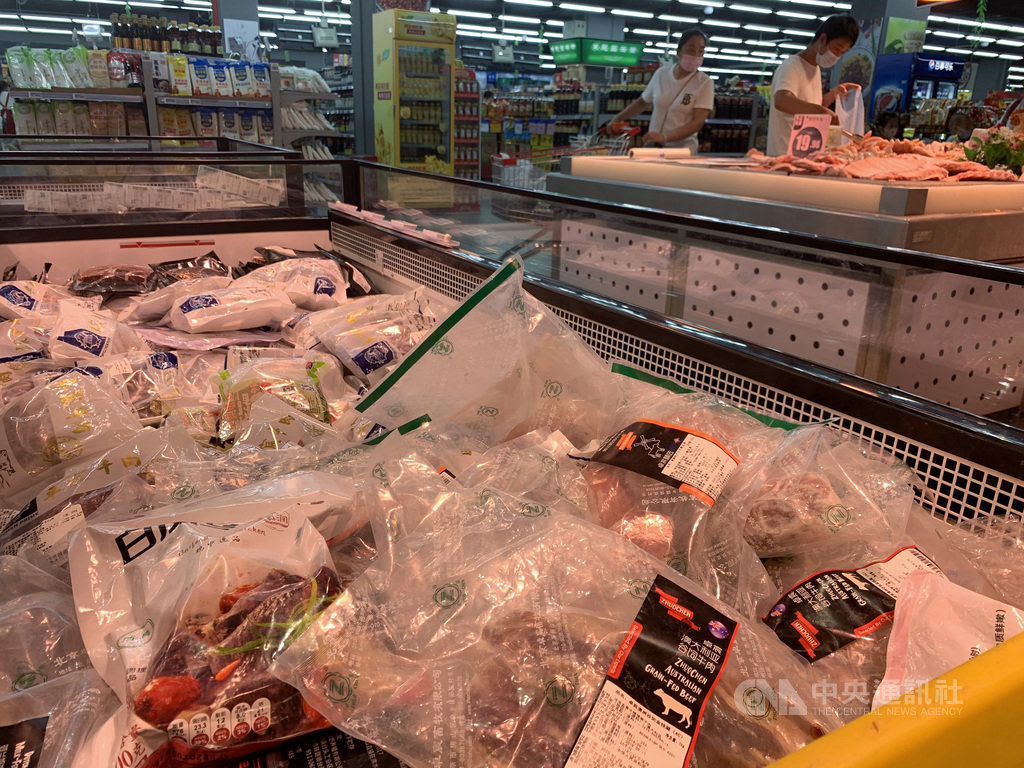 中國6月起接連爆發武漢肺炎本土疫情,官方調研指進口冷凍食品是傳播源頭後,首都北京市11月起將針對進口冷凍肉類、水產品實行電子掃碼統一管理。圖為北京海淀區一家超市販賣的進口冷凍肉品。(中新社資料照)中央社 109年10月29日