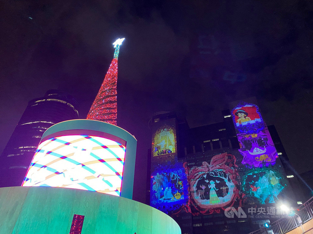 2020新北歡樂耶誕城將自11月13日起登場,今年首度與迪士尼合作,市府28日晚間測試光雕投影秀,迪士尼童話故事畫面搶先亮相,吸引民眾駐足拍照。中央社記者黃旭昇新北攝 109年10月29日