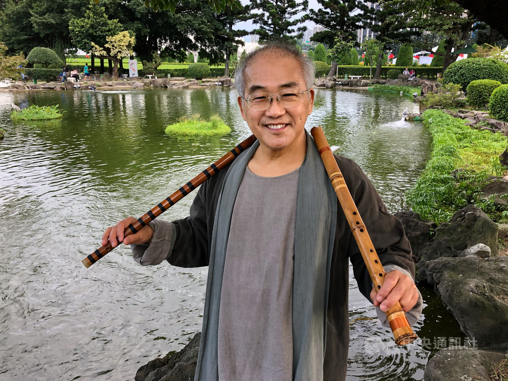 如今,傳藝金曲獎獲獎不斷,手握國家文藝獎的這一天也終於到來,笛簫演奏家陳中申的想法卻是變了,「我與一群笛與簫的夥伴們創立了台灣笛簫協會,除了在北中南東舉行音樂會之外,也希望可以提升笛簫的推廣。」中央社記者王飛華攝 109年10月29日