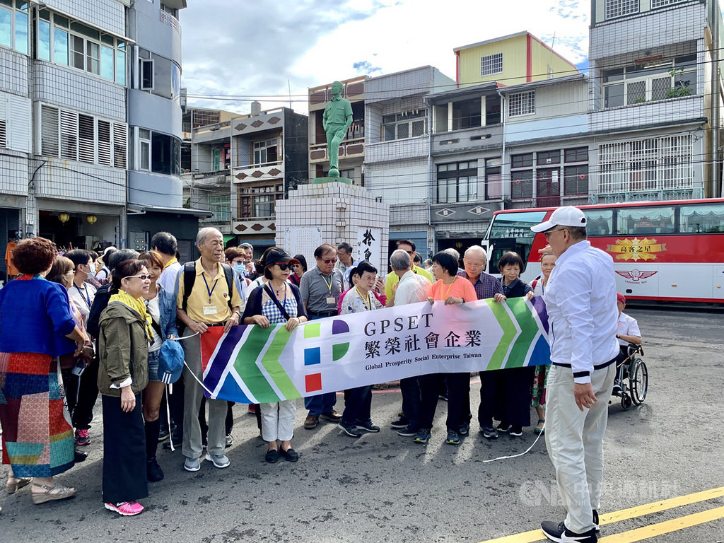 53年前,住在屏東東港的台南一中學生韋啟承捨身成仁,省政府為他立起銅像表追思。當年擔任班長的國喬電腦公司創辦人王興隆(右)25日特別帶團來到銅像旁,緬懷當時韋啟承捨身救人事蹟。(屏東縣政府秘書長邱黃肇崇提供)中央社記者郭芷瑄傳真 109年10月29日