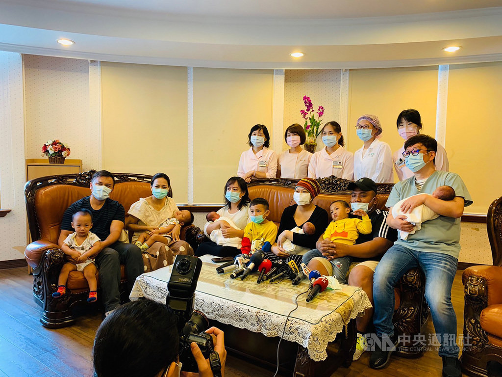 高雄27歲何姓護理師26日剖腹產下三胞胎,包含前3胎的單雙胞胎,5年內成為7名男孩的媽,連續自然受孕又誕下多胞胎的紀錄十分難得,連醫院都嘖嘖稱奇。(高雄市柏仁醫院提供)中央社記者侯文婷傳真 109年10月29日