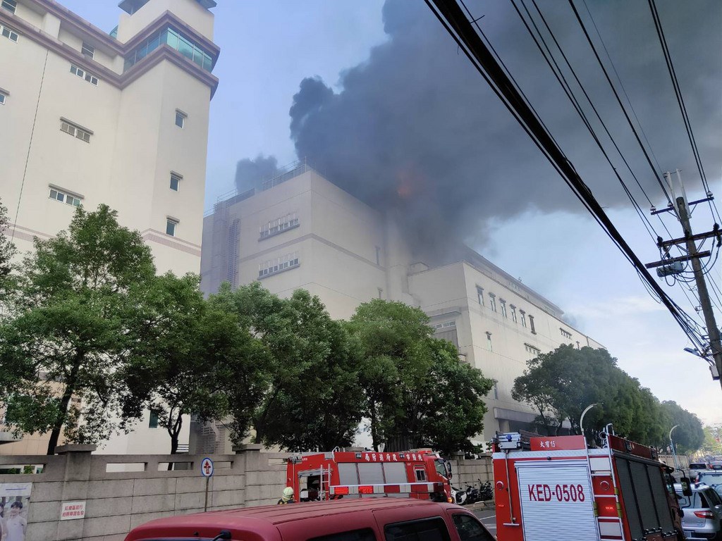 桃園市龜山區欣興電子工廠28日下午發生火警,該廠月營收約占集團營收6%左右,並有財產險及營運中斷險,但火災利空衝擊,欣興早盤打入跌停,隨後跌勢收斂至6%左右。(桃園市政府消防局提供)中央社記者吳睿騏桃園傳真 109年10月28日