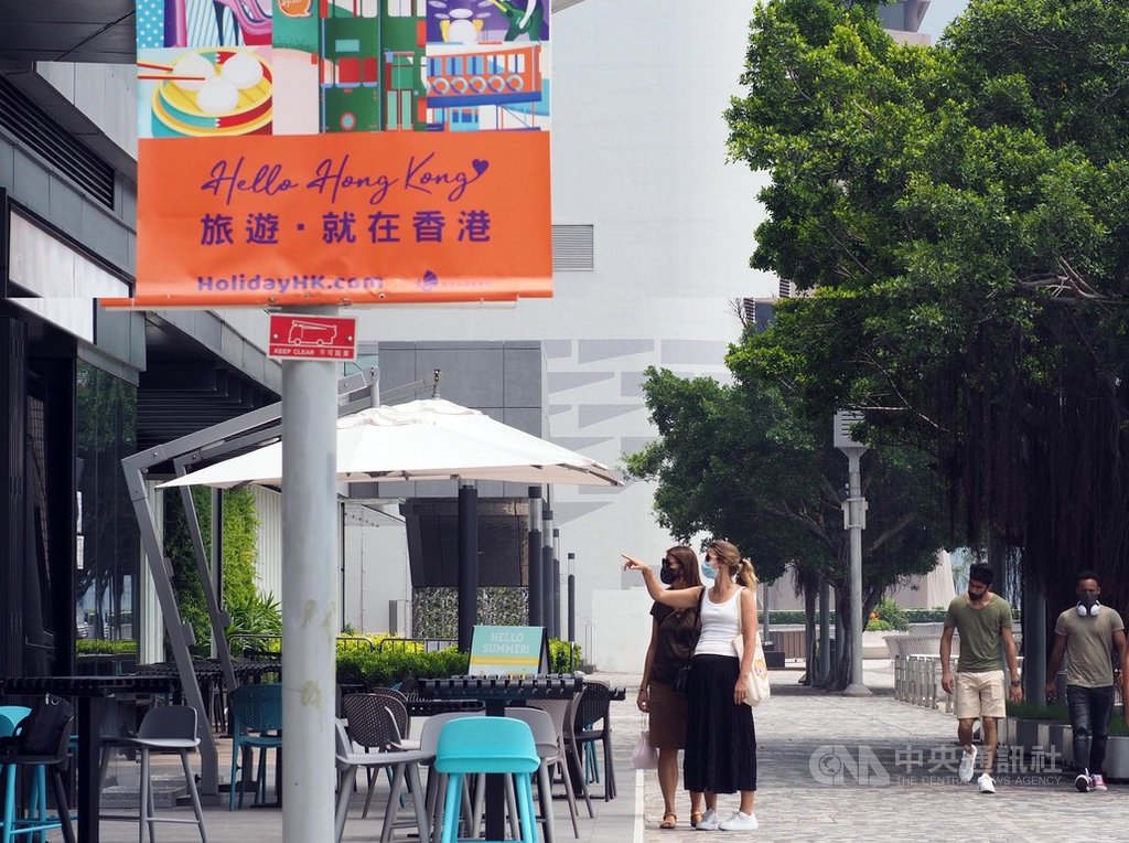 香港旅遊業因疫情陷入寒冬,本地大型旅行社新華旅遊28日宣布,近300名員工將從12月起分兩階段留職停薪。圖為9月3日拍攝的尖沙咀文化中心海濱餐廳,不見遊客光顧。(中通社提供)中央社 109年10月29日