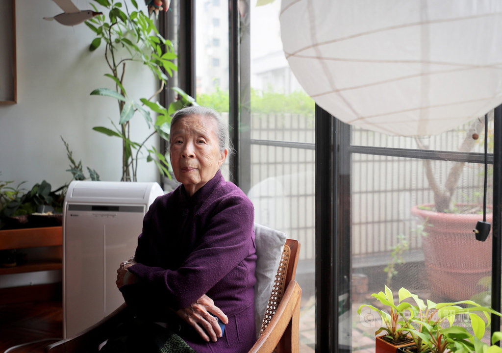 國家文藝獎建築類得主王秋華是台灣戰後第一批女建築師,95歲的她給了唸建築系的晚輩一個建議:建築最終不離人與環境之間的關係。中央社記者裴禛攝 109年10月29日
