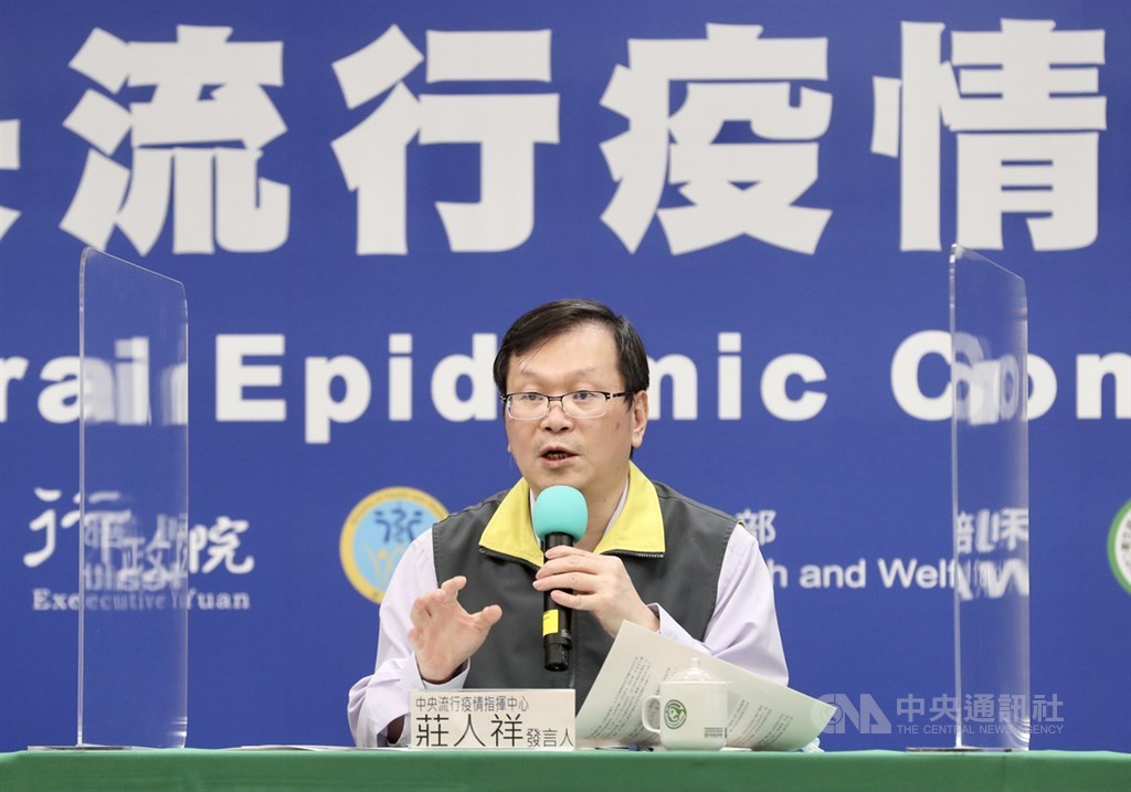 一名江蘇台商因檢體錯置導致被誤判罹患武漢肺炎。指揮中心發言人莊人祥(圖)29日說,已向江蘇台商致歉,也正研議有沒有其他賠償的可能。(中央社檔案照片)