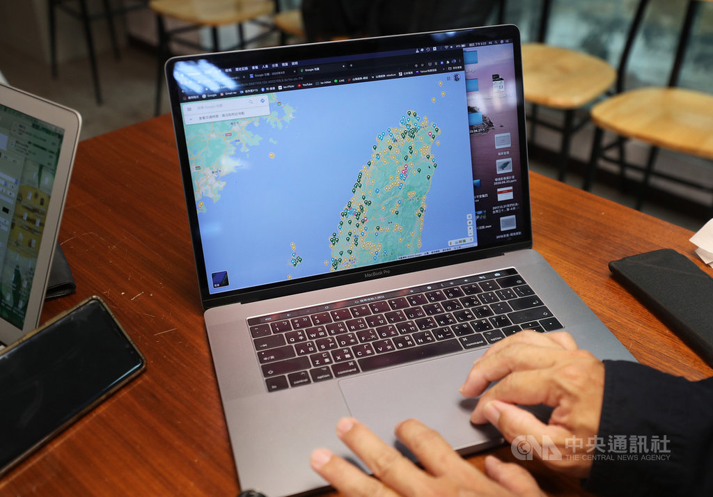 國家文藝獎電影類得主柯金源接受中央社專訪時,打開他私人Google Map,上頭密密麻麻滿布標籤,全是他30多年來曾造訪地點;柯金源每隔幾年總是會回到原地拍攝,追蹤長年以來的環境與生態變遷。中央社記者裴禛攝 109年10月29日