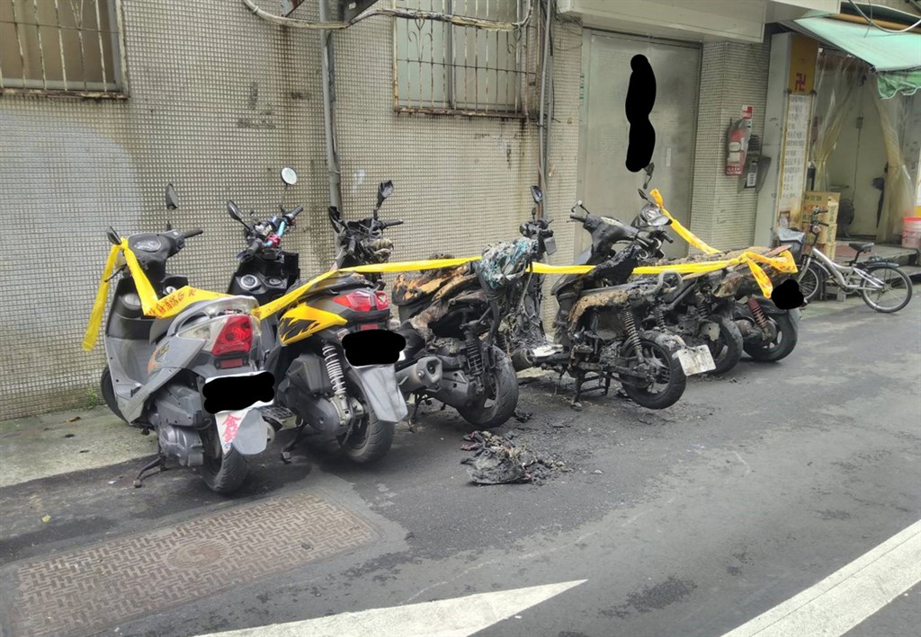 台北市復興南路2段附近巷弄民宅外29日清晨發生火警,造成停放在路旁的6輛機車嚴重受損,警消獲報後立即派員到場將火勢撲滅。(翻攝照片)中央社記者劉建邦傳真 109年10月29日
