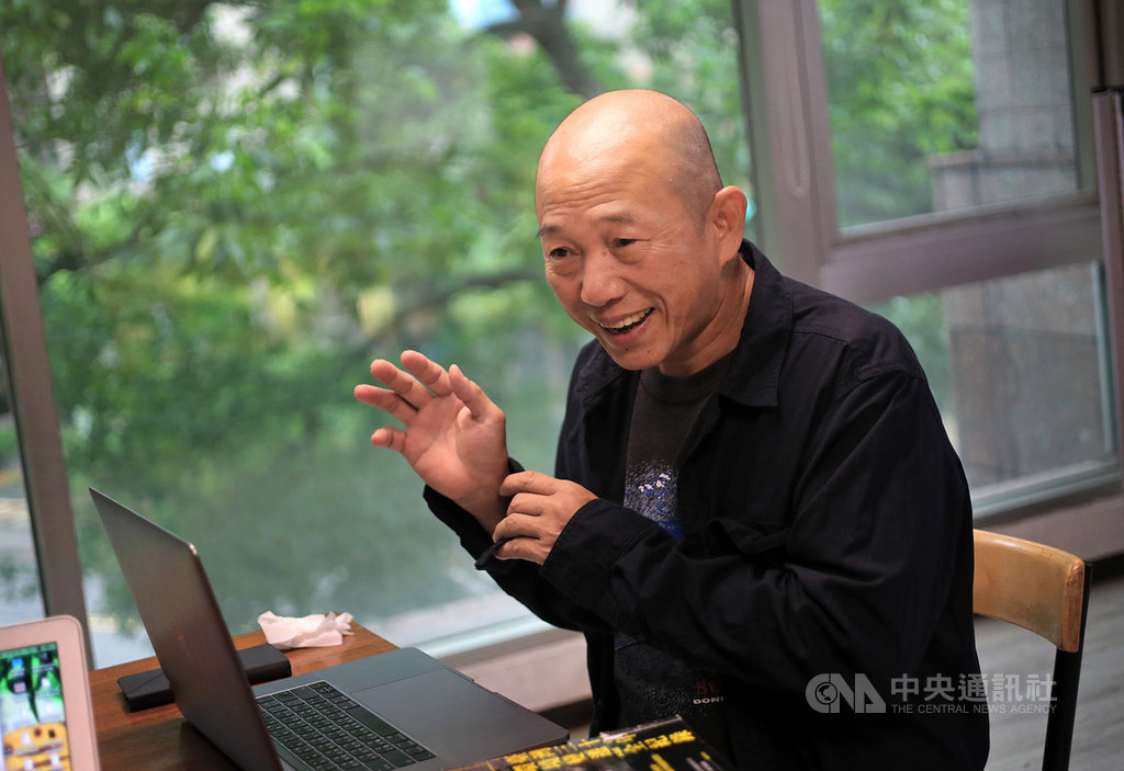 國家文藝獎電影類得主柯金源長年記錄台灣生態,並將珍貴紀錄在網路無私分享,他說,「有一些照片是冒著生命危險去拍,這些影像如果不使用太可惜。」柯金源不把影像當成個人資產,「我一個人用不完」,反倒希望各界多加利用,透過照片看到環境變遷真相。中央社記者裴禛攝 109年10月29日