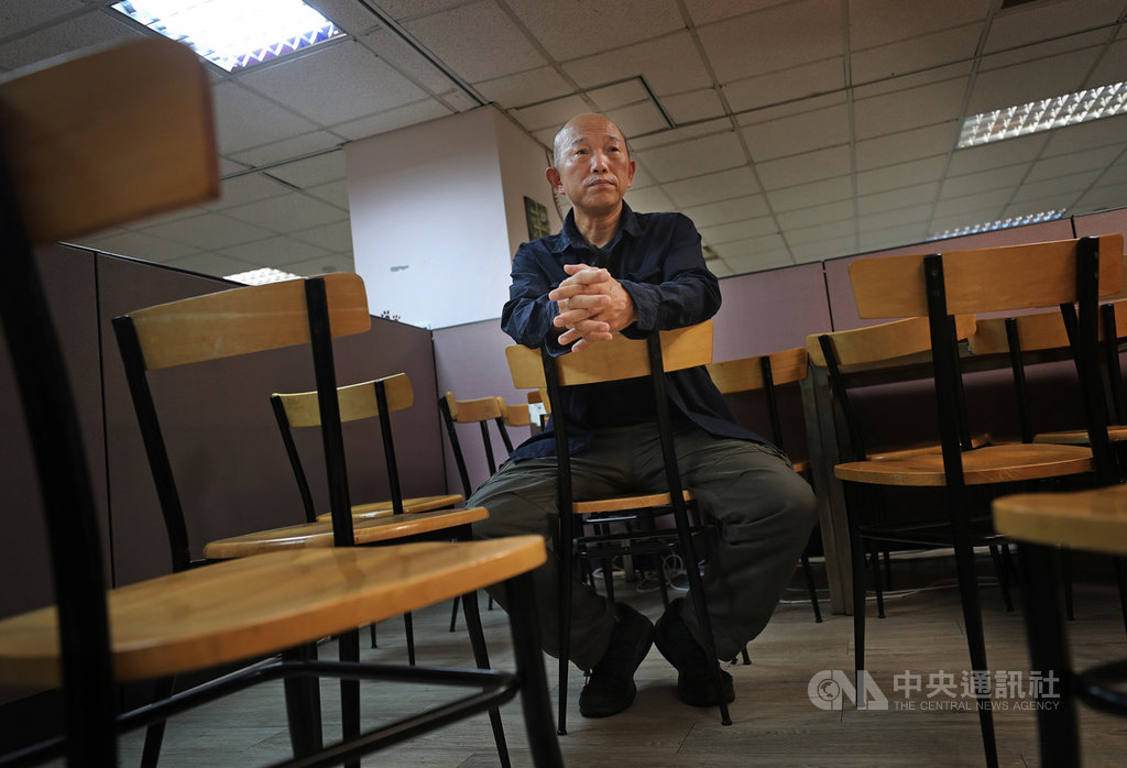 外號「柯師傅」的紀錄片導演柯金源,去年底獲選為第21屆國家文藝獎電影類得主,他多年來記錄台灣生態,從早年未重視環境議題時,就一路累積超過30萬張圖檔及影片,目前仍有20萬張圖檔及短片待整理。中央社記者裴禛攝 109年10月29日