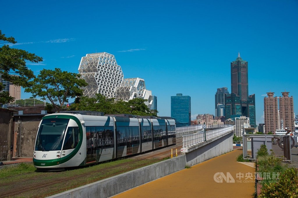 高雄市二階輕軌爭議路段興建工程有部分民意見解不同,市府提出路型優化方案仍有異見,29日公布研考會針對沿線3行政區民調結果,約6成民眾支持「原路線路型優化」。(高市府提供)中央社記者王淑芬傳真 109年10月29日
