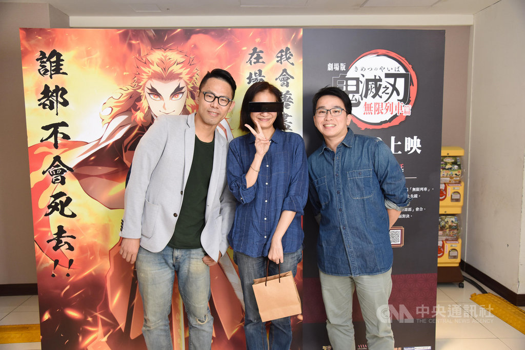 動畫電影「鬼滅之刃劇場版 無限列車篇」30日全台上映,28日先在台北舉辦特映會,並邀請電影版中文配音員陳彥鈞(左起)、錢欣郁、江志倫參與。(木棉花提供)中央社記者葉冠吟傳真 109年10月29日